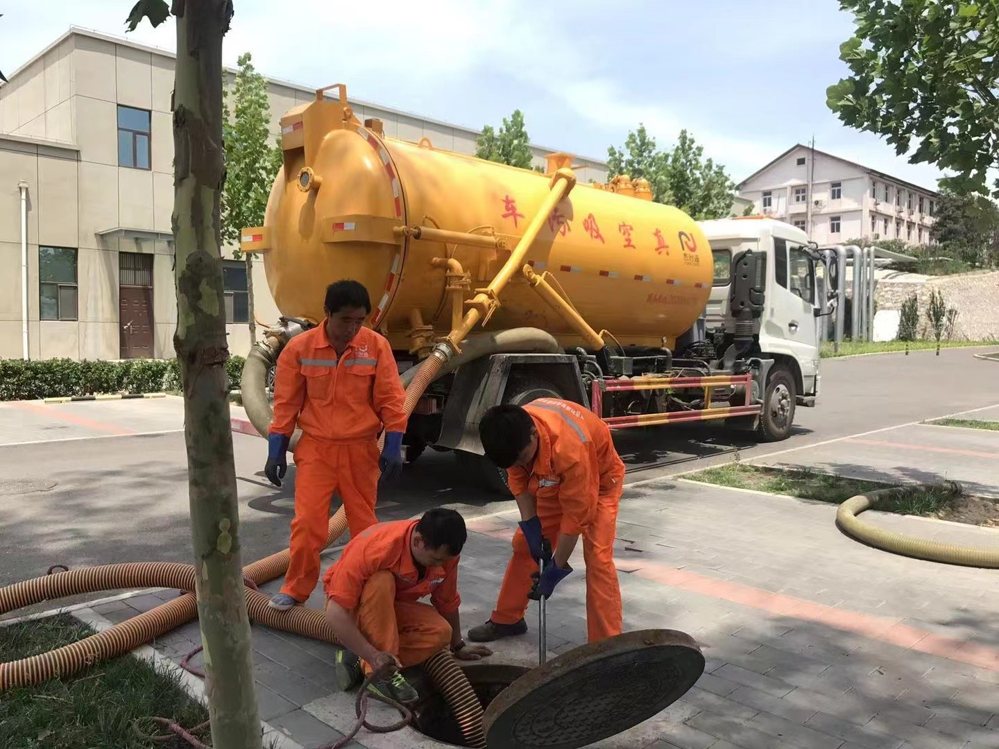 平泉管道疏通车停在窨井附近