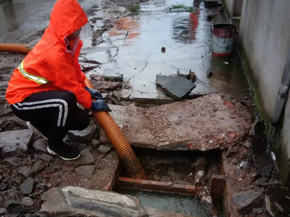 平泉专业清理污水池 炜誉市政以规范流程守护城市 “肠道”