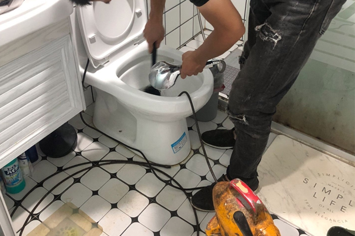 平泉马桶堵塞自己疏通还是找师傅？专业上门服务让你省时更省心