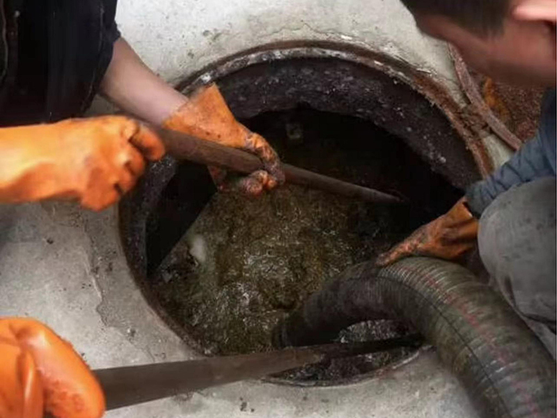 平泉清理化粪池时如何避免沼气的危害？